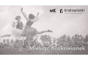 Czarno-biała fotografia. Młode kobiety skaczące na trawie.