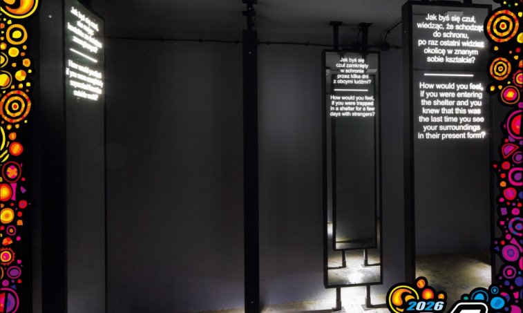 Fotografia wnętrza wystawy "Stan zagrożenia".