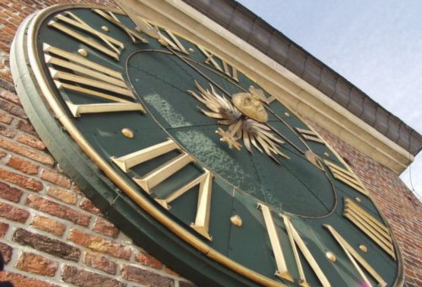 Zdjęcie kolorowe przedstawiające zegar z Wieży Ratuszowej