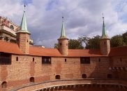 Kolorowa fotografia. Wnętrze Barbakanu.