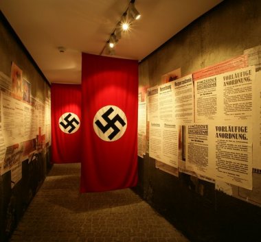 Zdjęcie przedstawiające nazistowskie flagi ze swastyką w muzeum w Fabryce Emalia Oskara Schindlera.