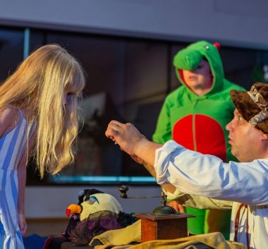 Kolorowa fotografia. Aktorzy w kostiumach teatralnych i dzieci.