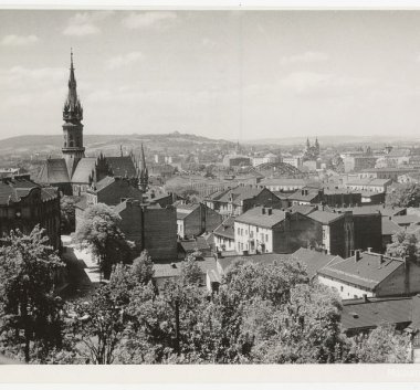 Fotografia z II wojny światowej. Widok na Podgórze z Krzemionek. Góruje dach kościoła św. Józefa z Wieżą.