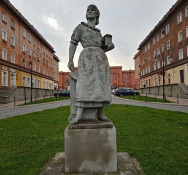 Rzeźba przedstawiająca robotnicę autorstwa Stanisława Marcinowa na Osiedlu A