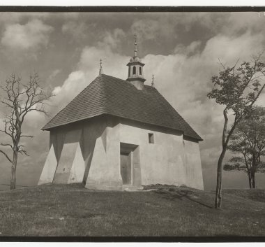 Czarno-biała fotografia. Kościół.