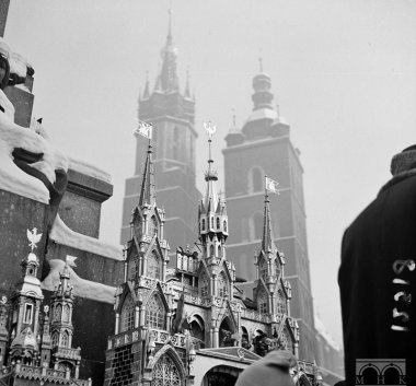 Fotografia. Szopka krakowska na tle Bazyliki Mariackiej.