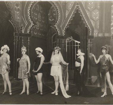 Fotografia z 1925. Scena operetki "Kochanka premiera" J. Gilberta. Sześć aktorek stojących w szeregu w pozach tanecznych.