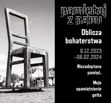 Czarno-biała fotografia. Krzesło na Placu Bohaterów Getta.