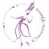 Biało fioletowy logotyp Fundacji Ardente Sole. Tańcząca postać. Na głowie kościół Mariacki.