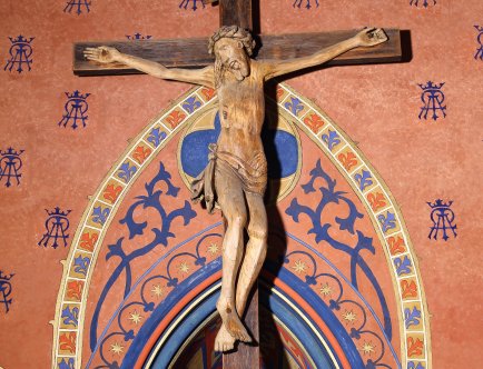 Zdjęcie krzyża z Chrystusem wewnątrz kaplicy