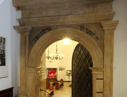 Kolorowa fotografia. Wnętrze Starej Synagogi