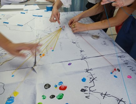Zdjęcie grupy ludzi tworzących mapę do wystawy