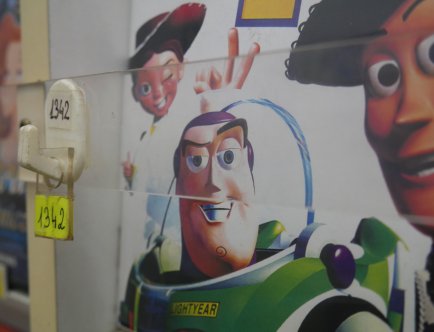 Zdjęcie wypożyczalni płyt DVD, na ścianie plakat z bajki "Toy story".