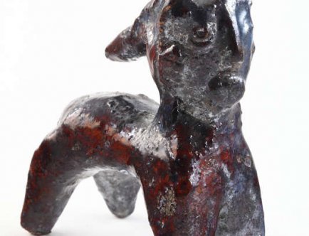 Figurka centaura; Ceramiczna figurka zoomorficzna, szkliwiona przedstawiająca konia z ludzką głową – centaura; późne średniowiecze; zabytek znaleziony w trakcie badań archeologicznych Rynku Głównego w Krakowie