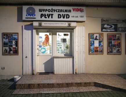 Zdjęcie wejścia do wypożyczalni płyt DVD.