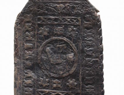 Skórzany futerał-kaptorga; średniowiecze; zabytek znaleziony w trakcie badań archeologicznych Rynku Głównego w Krakowie
