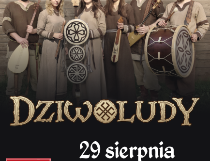 Kolorowa fotografia. Osoby w strojach historycznych.