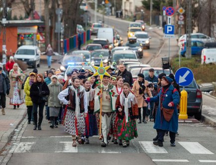 Grupa ludzi z zespołem na jednej z ulic  Krakowa