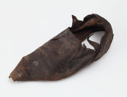 But niski z cholewką sięgający kostki na lewą nogę; skóra, dratwa; średniowiecze (2 poł XIII - XV w);