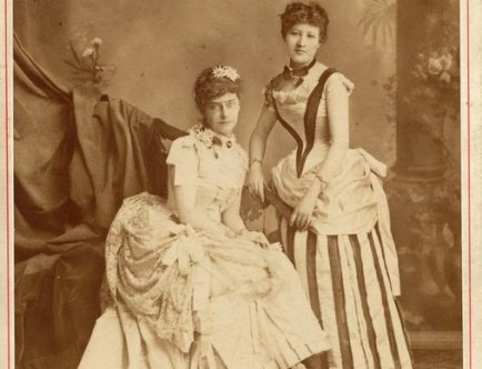 Zdjęcie w sepii. Dwie kobiety w sukniach z epoki.