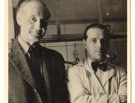 Fot. Tadeusz Pankiewicz (z prawej) w digestorium apteki "Pod Orłem", 1942, ze zbiorów Muzeum Krakowa