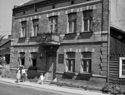 Czarno-biała fotografia elewacji budynku Domu Zwierzynieckiego.