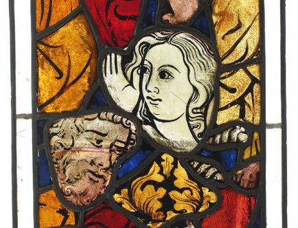Witrażyk - kompozycja z fragmentów szkieł witrażowych z prezbiterium Kościoła Mariackiego w Krakowie; szkło powłokowe oraz barwione w masie, szkło białe matowe, listwy ołowiane; ok. 1360 (szkła witrażowe); 1890 (oprawa)