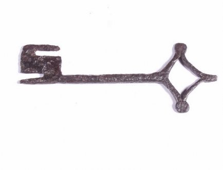 Klucz piórowy do zamka drzwiowego; żelazo kute; XIV w.; Wydobyty przy kopaniu kanału w Rynku Głównym w Krakowie w 1909 r.