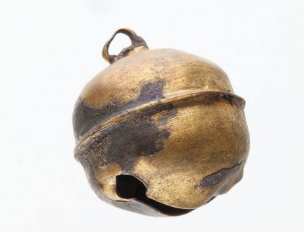 Metalowy dzwoneczek (janczar); mosiądz; późne średniowiecze; zabytek znaleziony w trakcie badań archeologicznych Rynku Głównego w Krakowie