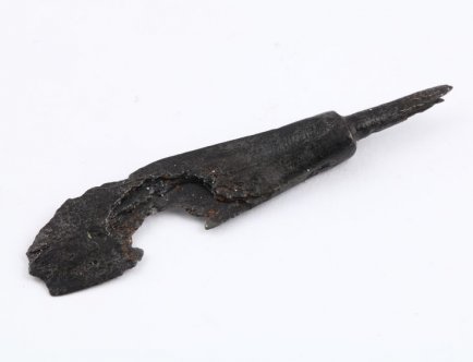 Podłużny grot strzały złożony z liścia oraz trzpienia; żelazo; średniowiecze (1 poł XIII w ?); zabytek znaleziony w trakcie badań archeologicznych Rynku Głównego w Krakowie