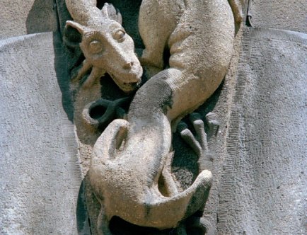 Fragment dekoracji rzeźbiarskiej kamienicy przy ul. Lea 17 (1929, proj. Zygmunt Gawlik) – zwornik portalu wejściowego z wypukłorzeźbioną postacią smoka.