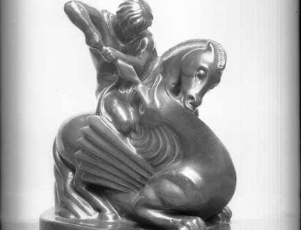 Figurka ceramiczna przedstawiająca świętego Jerzego zabijającego smoka, lata 30-te XX w.