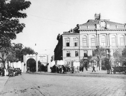 Czarno-białe zdjęcie murów getta