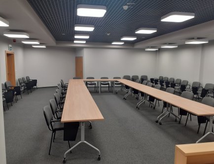 Kolorowa fotografia przedstawiająca salę konferencyjną