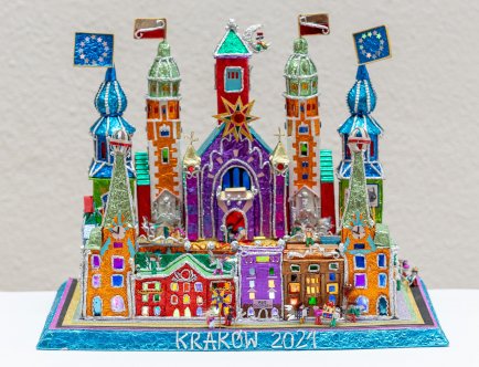 Kolorowa fotografia przedstawiająca krakowską szopkę