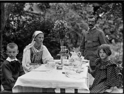 Czarno biała fotografia rodziny Rydlów przy stole.