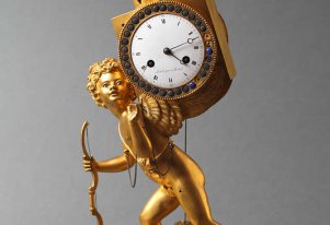 Zegar kominkowy z figurą Amora dźwigającego zegar, przeł. XVIII i XIX wieku