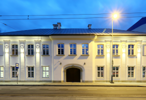 Kolorowa fotografia. Budynek Muzeum Podgórza.
