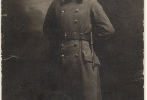 Czarnobiała fotografia mężczyzny w mundurze.