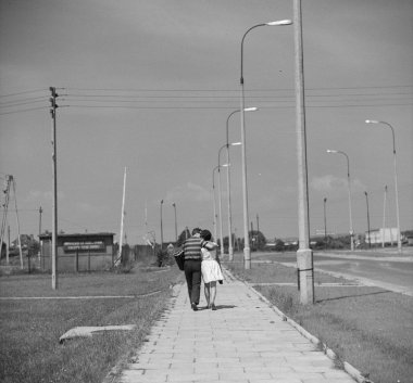 Czarno-biała fotografia przedstawiająca parę