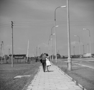 Czarno-biała fotografia przedstawiająca parę