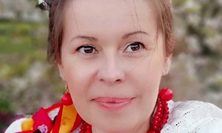 Kolorowe zdjęcie kobiety w stroju krakowskim