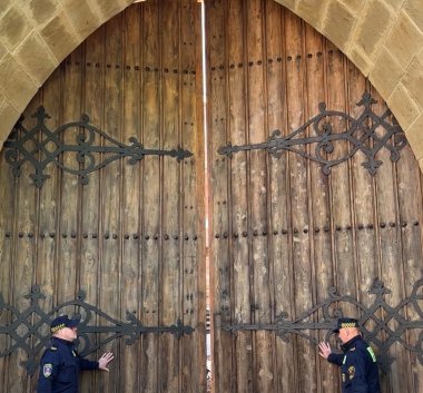 Fotografia. Strażnicy otwierają Bramę Barbakanu.