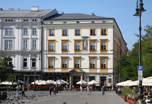 Kolorowe zdjęcie Pałacu Krzysztofory od strony Rynku krakowskiego w letni dzień