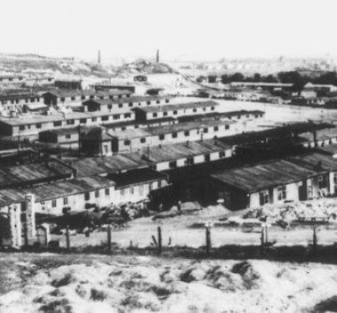 Czarno-białe zdjęcie archiwalne przedstawiające zabudowanie KL Plaszow
