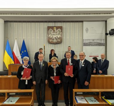 Kolorowa fotografia przedstawiająca przedstawicieli Muzeum Krakowa oraz senatorów