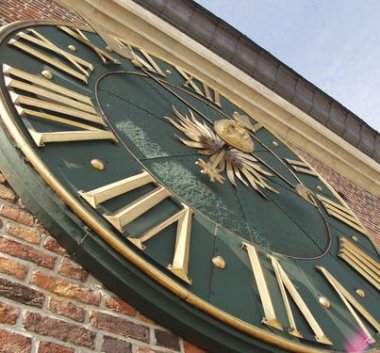 Kolorowe zdjęcie zegara na Wieży Ratuszowej